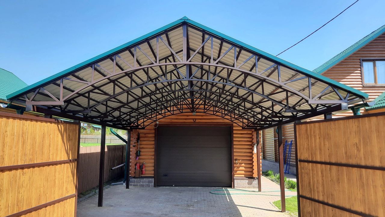 Навес-пристрой к дому из монолитного поликарбоната