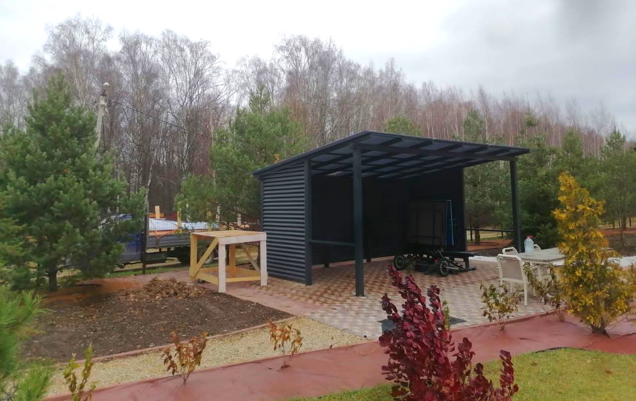 Навес-пристрой к дому из монолитного поликарбоната