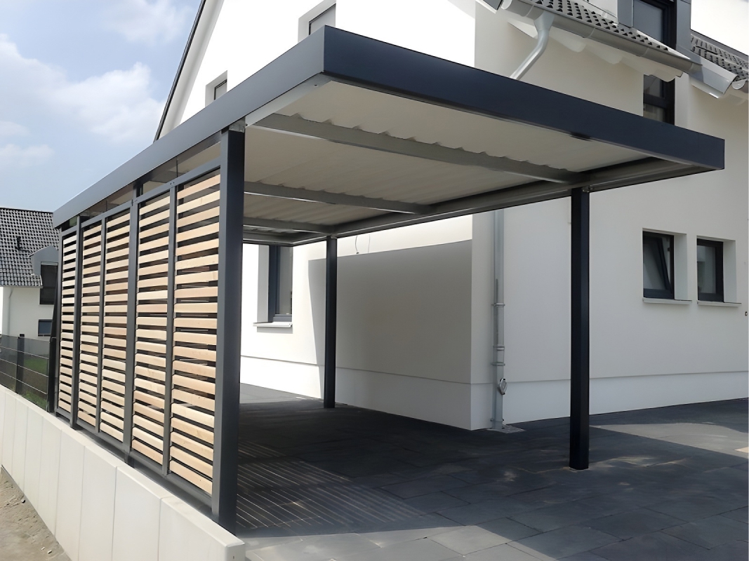 Современный автонавес с крышей из поликарбоната