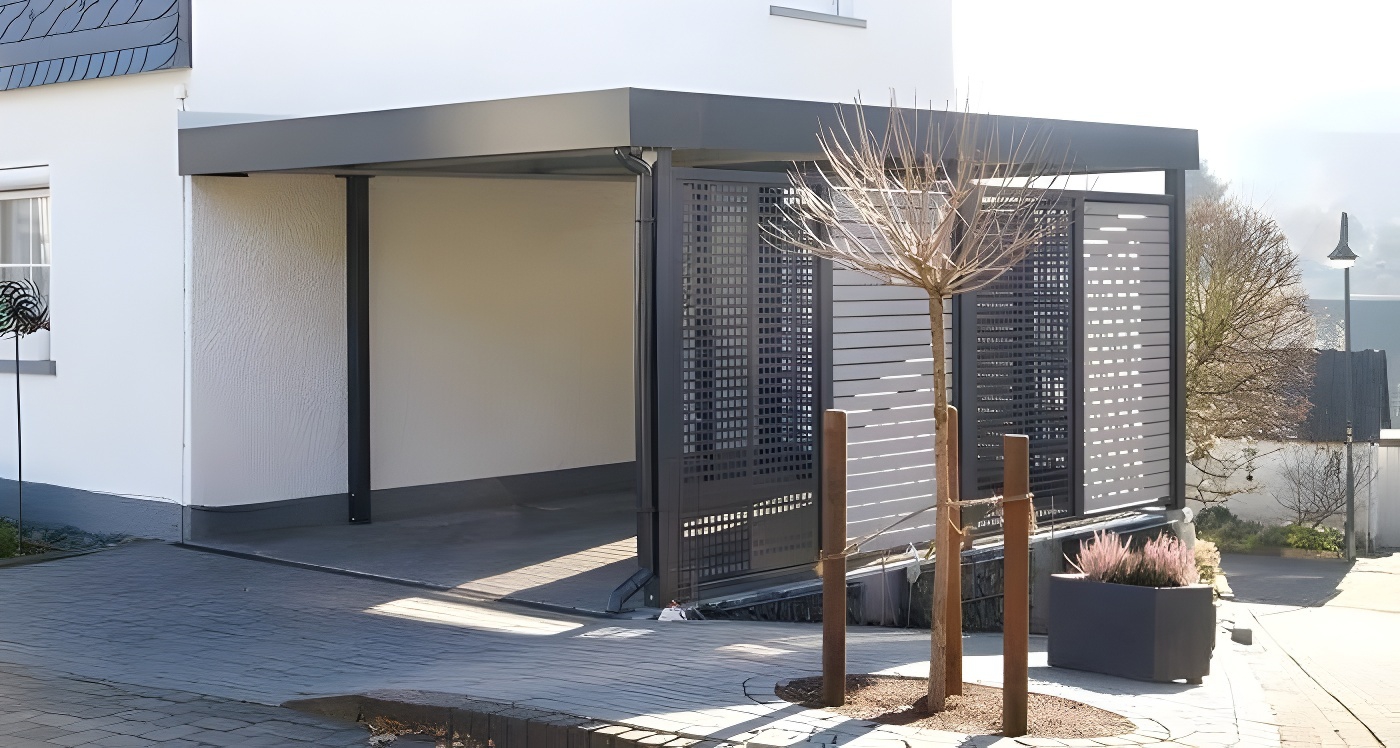 Навес-пристрой к дому из монолитного поликарбоната